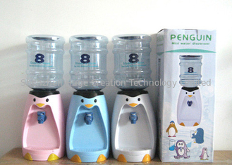 Cina 2.5 Liter Miniatur Penguin Dispenser Air Minum Dispenser Air Mini 8 Kacamata Kartun Minum Drinkware Piala pemasok